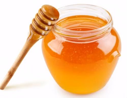 Thoa hỗn hợp lên vùng da cần điều trị khoảng 15 phút rồi rửa sạch bằng nước ấm.