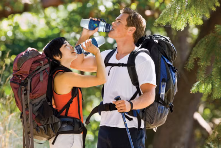 Về thực phẩm, nhất thiết bạn phải mang theo nước và đồ ăn nhẹ như lương khô, bánh mỳ... Hãy đeo chai nước ngay trước ngực để tiện cho việc uống nước liên tục trong quan trình di chuyển.