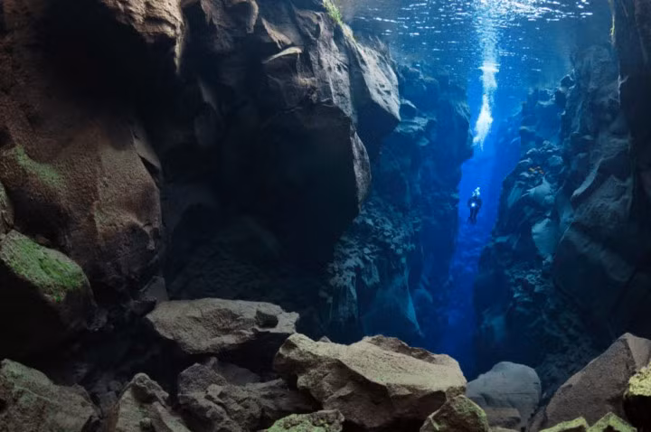 Hồ Pingvallavatn, Iceland. Hồ Pingvallavatn được hình thành tại điểm nối của 2 tầng kiến tạo địa chất là một trong những hồ đẹp mộng mị mà Mẹ Thiên nhiên đã từng tạo ra - dành cho những thợ lặn có kinh nghiệm và may mắn phám phá.