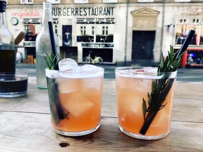 Vesterbro, Copenhagen, Đan Mạch: Dù không nằm cách xa trung tâm thành phố Copenhagen nhưng khu phố nổi tiếng này vẫn mang đến cảm giác thoải mái cho người đến tham quan. Từ các điểm ăn trưa nhộn nhịp đến những ly cocktail tự pha chế khiến ai đến một lần vẫn muốn quay trở lại.