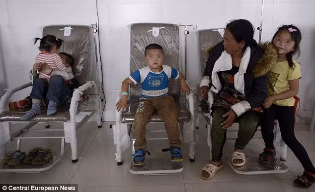 Do vậy, hàng chục đứa trẻ, tuổi từ 4 - 5, cùng nhau mở gói bánh ra ăn khi thức dậy dẫn đến bị ngộ độc. Mặc dù các em nhanh chóng được đưa đến bệnh viện cấp cứu nhưng có 2 em không qua khỏi.