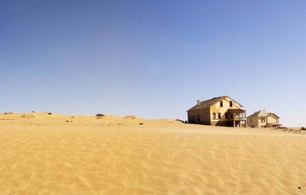 Kolmanskop ở Namibia từng là địa điểm sầm uất do Đức thành lập năm 1908 cho những người khai thác mỏ sau khi họ tìm thấy kim cương. Tuy nhiên, sau khi nguồn kim cương cạn kiệt, công nhân lần lượt bỏ đi thì Kolmanskop dần trở thành một "thị trấn ma" không có người sinh sống.