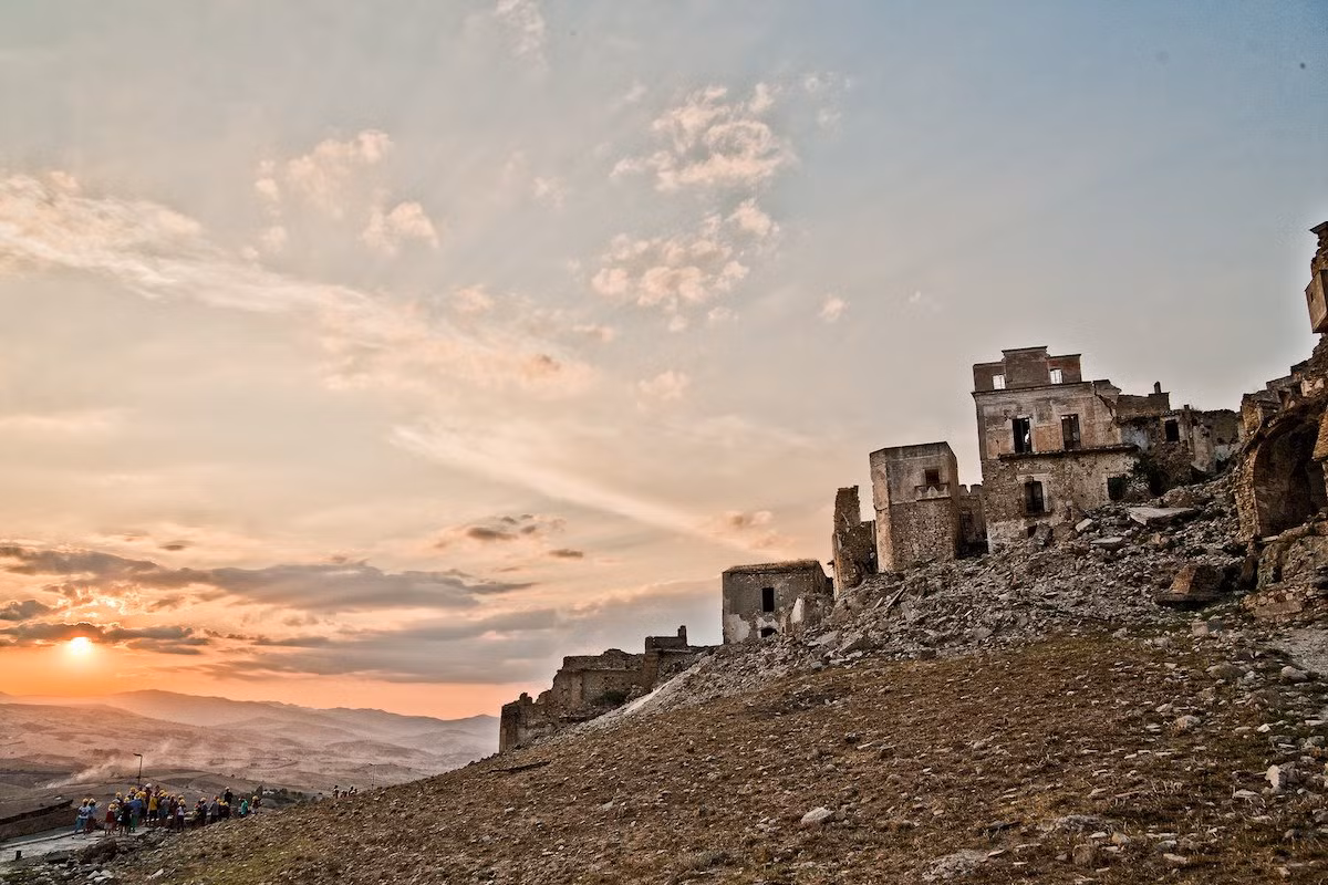 Thị trấn Craco ở miền Nam Italy tĩnh mịch, u ám đến rợn người sau khi người dân bỏ đi nơi khác sinh sống vì nhiều cơ sở vật chất bị tàn phá nặng nề trong các thảm họa thiên nhiên như sạt lở đất, lũ lụt.