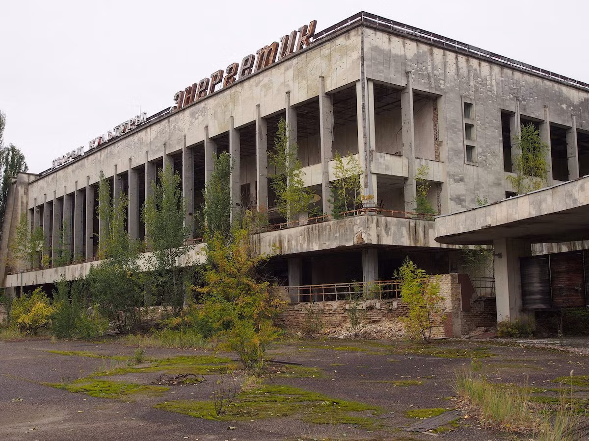Thị trấn Pripyat ở Ukraine từng là nơi sinh sống của khoảng 50.000 người cho đến ngày 27/4/1986. Khi ấy, nhà máy điện hạt nhân Chernobyl gặp sự cố hạt nhân khiến người dân sống ở Pripyat gần đó buộc phải sơ tán do ảnh hưởng của phóng xạ. Kể từ đó, không còn một ai sinh sống ở Pripyat.
