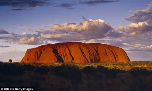 Núi thiêng Uluru còn được biết đến với tên gọi Ayers Rock, nằm ở trung tâm công viên quốc gia Uluru-Kata Tjuta ở vùng lãnh thổ phía bắc Australia.
