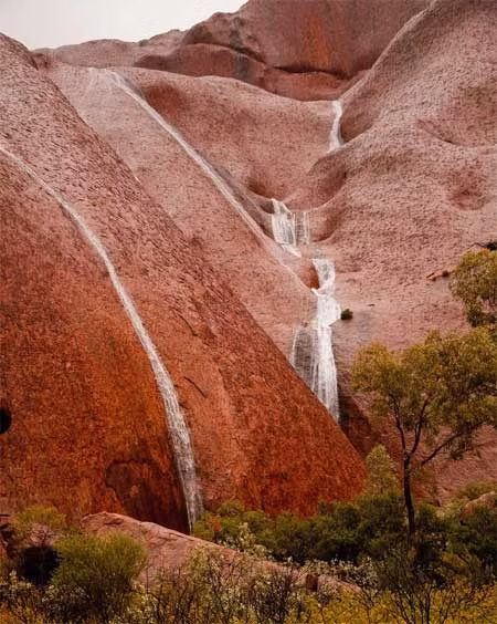 Không nhiều người biết đến ngọn núi thiêng Uluru từng là cấm địa của người Anangu.