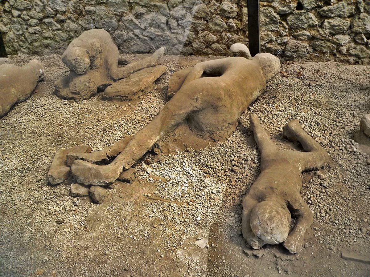 Vụ phun trào núi lửa này còn khiến gần như toàn bộ dân cư ở Pompeii thiệt mạng. Cũng nhờ tro bụi núi lửa mà thi hài các nạn nhân và các công trình kiến trúc ở Pompeii được bảo quản khá nguyên vẹn trong suốt hàng ngàn năm.