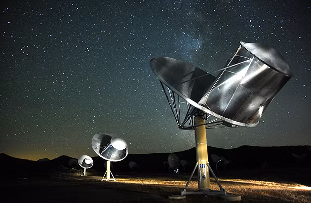 Tuy nhiên, một số nhà khoa học trong đó có Stephen Hawking cho rằng điều này khá nguy hiểm khi thế giới có thể diệt vong.