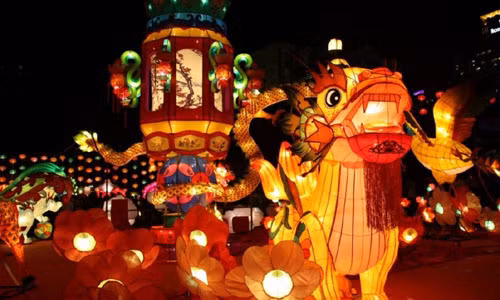  Tết Trung thu là một trong những ngày lễ quan trọng nhất ở nhiều nước châu Á như Việt Nam, Trung Quốc, Hàn Quốc, Nhật Bản... Mỗi nước lại có phong tục đón Tết Trung thu riêng và có nhiều điều thú vị.