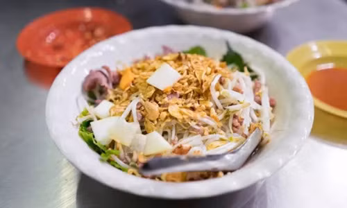 Ăn bún bò hoặc bún chả lúc 15h30: Khu vực phố cổ có nhiều món ngon vỉa hè như bánh bao hay miến, bún, phở. Trong số đó, bún chả và bún bò Nam Bộ là hai món đáng để bạn thử. Ảnh: Lee Starnes