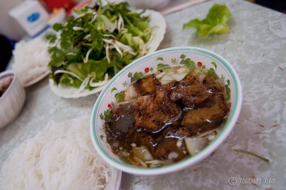 Bún chả gồm bún ăn kèm chả nướng, rau sống và nước mắm chua ngọt, còn bún bò giống như món salad trộn từ bún, thịt bò, giá, rau thơm, lạc... Hai món này đều hợp để ăn nhẹ buổi chiều, vừa ngon vừa không quá nặng bụng. Ảnh: Runaway Juno.