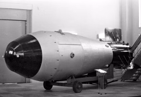 Theo đó, Liên Xô chế tạo quả bom nhiệt hạch AN606 có biệt danh Tsar Bomba - bom Sa hoàng. Đây là quả bom khinh khí ba giai đoạn có đương lượng nổ 50 megaton, tương ứng với 50 triệu tấn thuốc nổ TNT, có sức công phá gấp 3.800 quả bom ném xuống Hiroshima trong Chiến tranh thế giới 2. Chính vì vậy, đây là quả bom nguyên tử lớn nhất từng được chế tạo và phát nổ.
