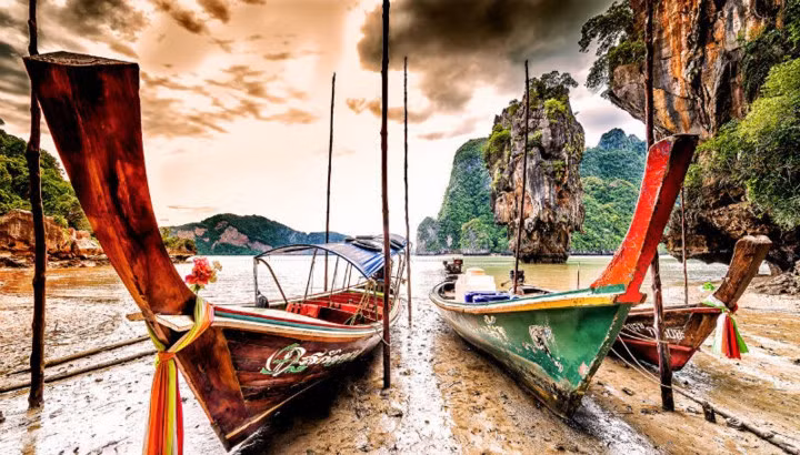 Đảo Ko Tapu, Thái Lan. Đảo Nail huyền thoại, hay Ko Tapu, là một dãy đá cao 20 mét, từng xuất hiện trong bộ phim James Bond năm 1974 và đã được hàng triệu du khách viếng thăm. Tuy nhiên, đảo Nail có thể sụp đổ bất cứ lúc nào, do cấu trúc không bền vững của đất ở đây.