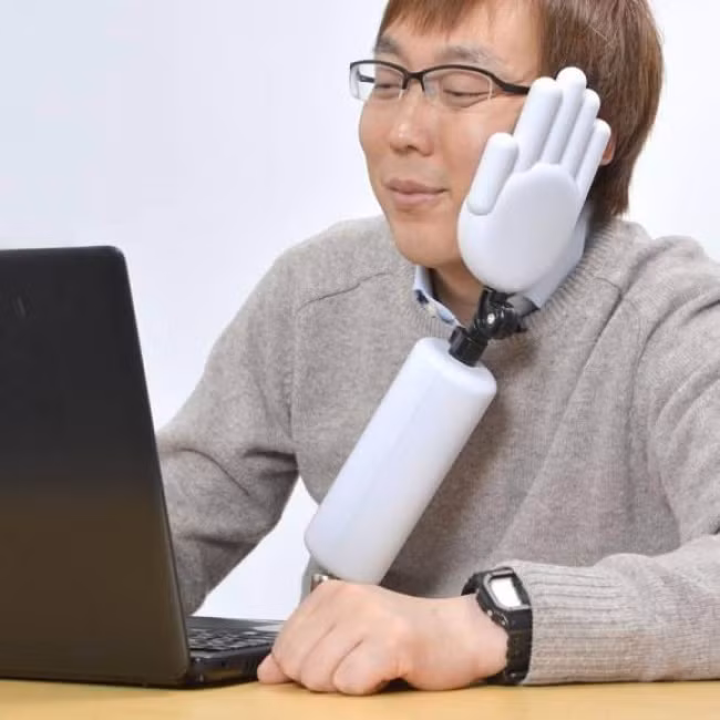 Dụng cụ hỗ trợ đầu này có thiết kế hình bàn tay giúp người thường xuyên sử dụng máy tính không bị đau cổ. Phát minh sáng tạo này cũng giúp bạn không bị sấp mặt xuống bàn do ngủ quên khi làm việc.