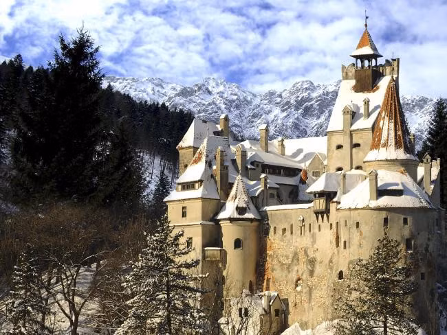 Lâu đài Bran, Brasov, Romania: Lâu đài Bran cách thủ đô Bucharest của Rumani 200 km. Nhà văn Ireland Bram Stoker chưa từng đến Bran, nhưng những mô tả về lâu đài Bran nằm trên bờ vực của một con sông lại là nguồn cảm hứng để ông tạo ra một trong những nhân vật lâu đời nhất của văn học, bá tước Dracula của Transylvania, và ngôi nhà đáng sợ của ông. Dracula là một tác phẩm hư cấu nhưng chuyến viếng thăm lâu đài Bran với những tháp pháo và những ngọn núi bao quanh sẽ cho du khách biết nhiều câu chuyện có thật về các hiệp sĩ, các vị vua và hoàng hậu. Ảnh: Escape.