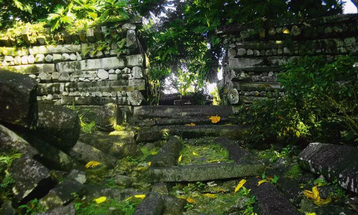 Nan Madol - “Venice” của Thái Bình Dương. Nằm trong Liên bang Micronesia, thành phố cổ Nan Madol được tạo thành từ một loạt các cấu trúc cực nhỏ trên diện tích của 92 hòn đảo nhân tạo và tất cả nối với nhau bởi kênh rạch. Mặc dù bị bỏ quên từ 500 năm trước, nơi đây vẫn được mệnh danh là “Venice của Thái Bình Dương”.