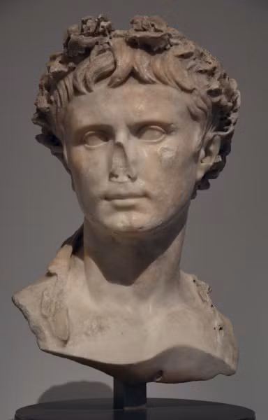 Theo giáo sư Ian Morris, Augustus lúc đó giữ một lượng của cải cá nhân tương đương với 1/5 nền kinh tế La Mã lúc bấy giờ.