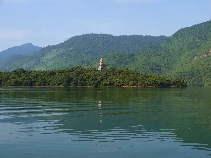 Từ thành phố Huế đi gần 30 km về phía Nam theo hướng quốc lộ 1A, rồi theo con đường làng râm mát cây xanh đi thêm 10 km nữa, du khách sẽ đến hồ Truồi.