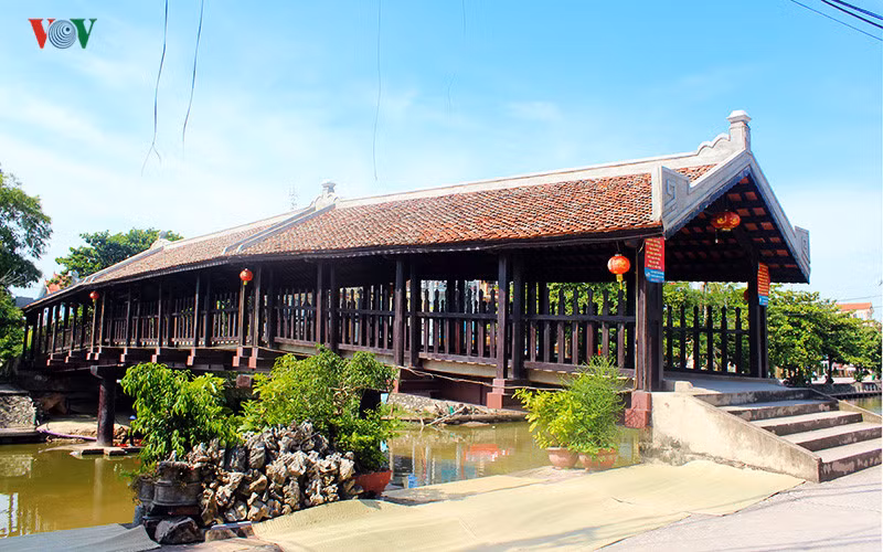 Cây cầu được nhắc đến đầu tiên là cầu ngói Phát Diệm nằm tại thị trấn Phát Diệm, huyện Kim Sơn, tỉnh Ninh Bình.