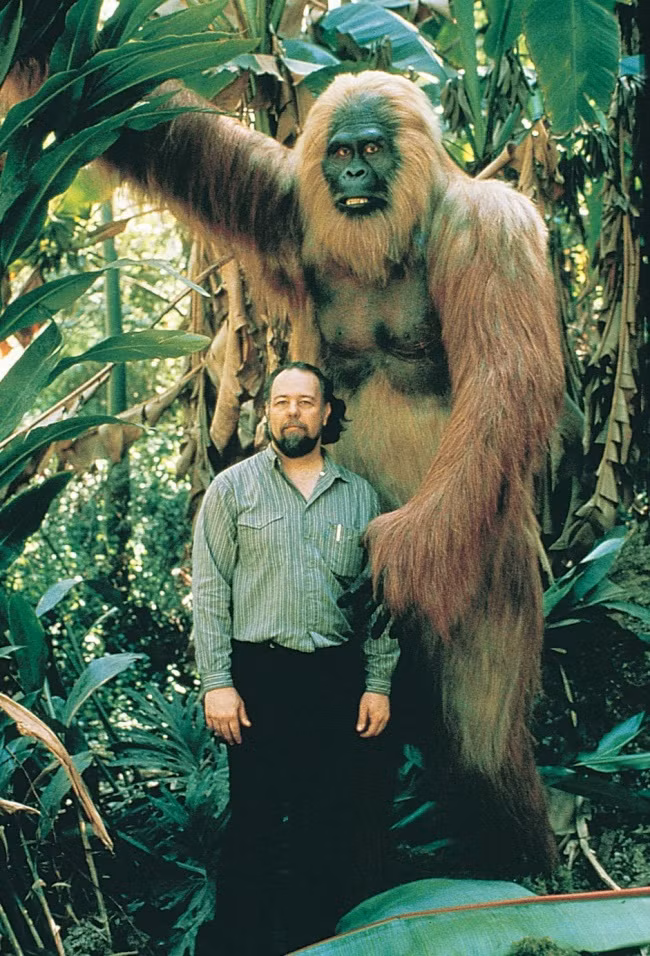 Gigantopithecus là một chi vượn người sống cách đây khoảng 1 triệu năm. Theo các chuyên gia, một cá thể Gigantopithecus trưởng thành có chiều cao khoảng 4m và nặng 550 kg.