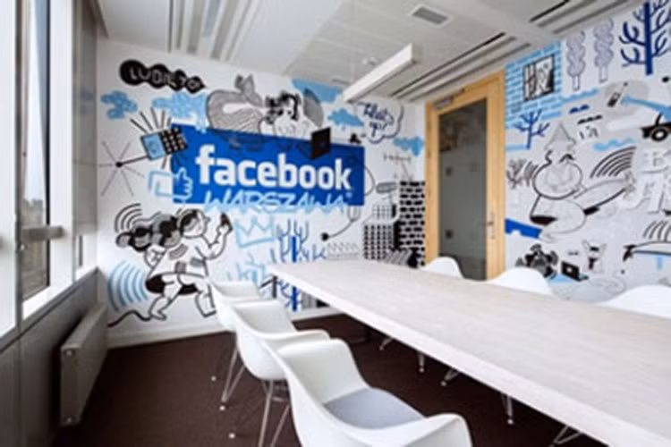 Ngoài ra, Facebook còn có vô vàn ưu đãi “đếm mãi không xuể”. Khi vào công ty làm việc, Facebook sẽ cung cấp máy tính xịn theo yêu cầu của bạn, dù đó là Mac hay Linux. Nơi này còn cung cấp miễn phí các linh kiện máy tính thông qua một máy bán hàng tự động. Nhân viên chỉ cần quẹt thẻ làm việc trên máy là xong. Không chỉ vậy, Facebook còn sở hữu đội ngũ y bác sĩ, chuyên gia mát xa và trị liệu tâm lý, sẵn sàng giải quyết mọi vấn đề về sức khỏe cho nhân viên. Những nhân viên mới có con được hưởng lương cho 4 tháng nghỉ thai sản, được cung cấp dịch vụ giữ trẻ miễn phí, mỗi em bé mới sinh còn được tặng 4.000 USD. Ngoài ra, nếu nhân viên nữ muốn đông lạnh trứng, công ty sẽ trợ cấp cho họ 20 nghìn USD.