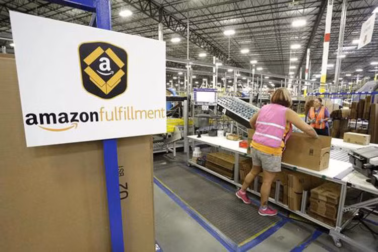 Amazon: Vợ đẻ, nhân viên nam được nghỉ ngay 6 tuần: Đây là điều mà nhiều nam giới mong đợi đã lâu. Theo chính sách của Amazon, những bậc cha mẹ mới có con hoặc mới nhận nuôi con sẽ được nghỉ 6 tuần có lương. Điều kiện để nhận được ưu đãi này là bạn đã làm việc ở công ty tối thiểu 1 năm. Amazon áp dụng chính sách này cho toàn bộ 100 nghìn nhân viên của họ.