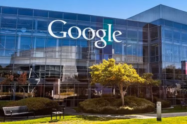 Khi một nhân viên của Google không may qua đời, vợ hoặc chồng của người mất sẽ nhận được toàn bộ cổ phần của bạn đời, đồng thời tiếp tục nhận 50% lương của người đó trong suốt 10 năm. Con cái của nhân viên này sẽ nhận được 12 nghìn USD trợ cấp sinh hoạt cho đến hết 18 tuổi. Đặc biệt, dù bạn mới vào làm 1 ngày ở Google, bạn cũng hoàn toàn có quyền hưởng ưu đãi này. Chẳng trách đây được coi là công ty có chế độ phúc lợi kỳ lạ nhất thế giới.