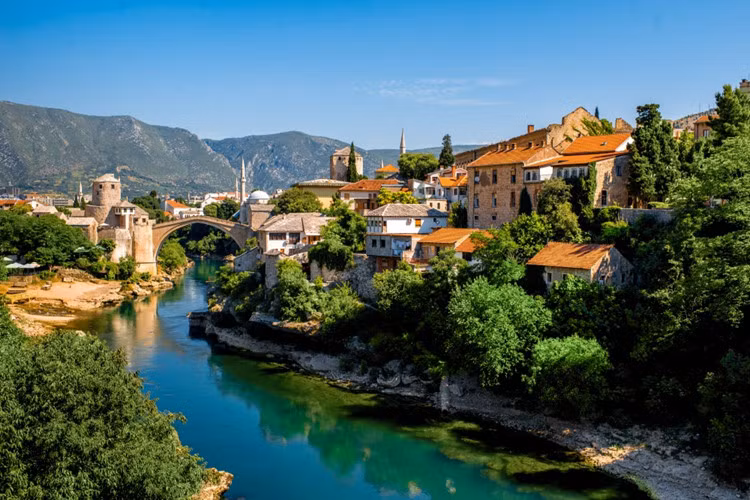 Mostar, Bosnia và Herzegovina: Các cây cầu cũ vắt qua sông chia thành phố thành hai phần - Bosnia và Croatia. Hiện tại, Mostar là nơi duy nhất có sự giao thoa giữa 2 nền văn minh và văn hóa Đông - Tây. Điều này được cảm nhận không chỉ trong kiến trúc mà còn trong các món ăn truyền thống địa phương.