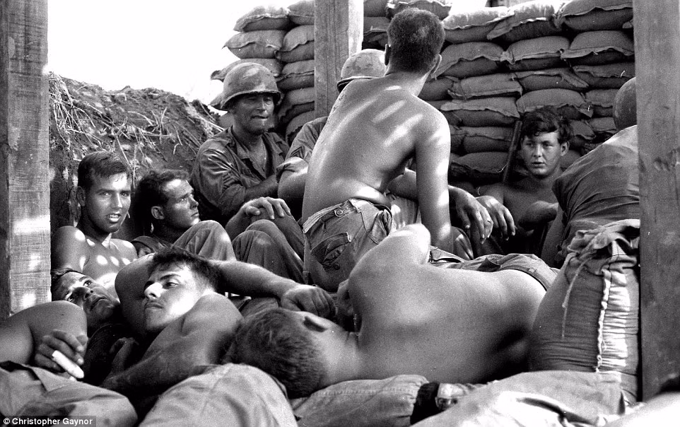 Một nhóm binh sĩ Mỹ tranh thủ nghỉ ngơi tại Lộc Ninh trong giai đoạn từ năm 1967 - 1968.