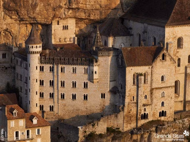 Ngoài ra, Rocamadour còn có nhiều công trình cổ kính khác được xây dựng từ thời Trung cổ.