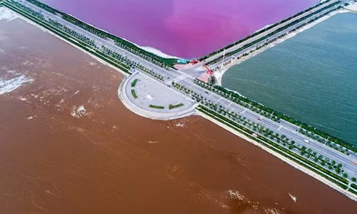 Hồ Giải Trì được hình thành cách đây khoảng 500 triệu năm vào đầu thời Đại Tân sinh và trở thành nơi thu hoạch muối của người dân địa phương suốt 4.000 năm. Đây là hồ nội địa chứa natri sunfat lớn thứ 3 thế giới, trải dài trên diện tích 120 km2.