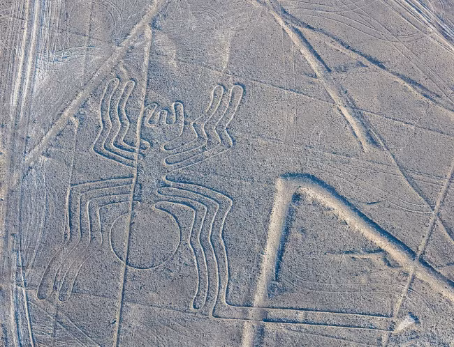 Sự biến mất của nền văn minh Nazca là một bí ẩn nổi tiếng thế giới. Người Nazca nổi tiếng với những hình vẽ khổng lồ trên bề mặt sa mạc Nazca ở Peru. Có giả thuyết cho rằng người Nazca là người ngoài hành tinh. Tuy nhiên, các nhà khoa học đã phát hiện ra người Nazca sử dụng hình vẽ khổng lồ để nói chuyện với các vị thần bằng cách di chuyển theo những đường nét ở trên mặt đất.