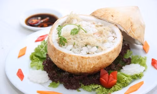 Cơm dừa tôm rang. Món ăn đặc sản của ẩm thực Bến Tre này chỉ có thể tìm thấy ở nhà hàng nổi và phải đặt trước thì mới có cơ hội thưởng thức. Khi ăn, ta phải nhấm nháp miếng cơm dừa, nhai rôm rốp con tôm đất thì mới cảm nhận được hết mùi thơm, vị ngon ngọt, béo bùi trong từng hạt cơm và thịt tôm. Ăn cơm hấp nước dừa phải ăn nóng mới tròn vị.