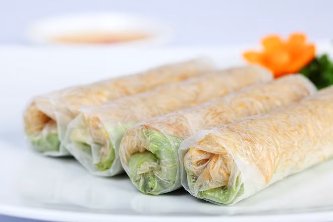 Bì cuốn là một trong những đặc sản hàng đầu ở Bến Tre. Món bì cuốn ngon không chỉ nằm ở rau, bún, bì, thịt ba rọi mà còn ở thính. Người ta phải dùng gạo rang cho đến khi cháy vàng rồi bỏ vào cối xay tiêu nghiền nhuyễn. Sau đó đem trộn thính với hỗn hợp thịt, khiến cho bì không bị ngấy và rất dễ ăn. Khi ăn, chỉ cần cuốn với rau, bún rồi chấm với nước mắm tỏi ớt.