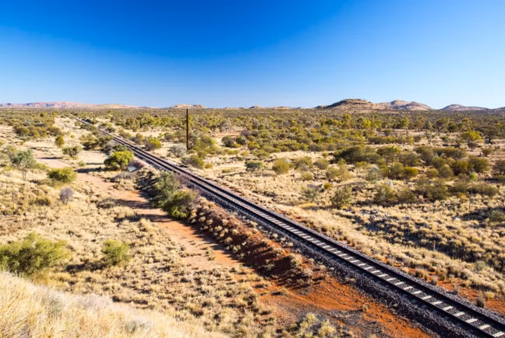 De Ghan, Australia. Với gần 3000 km và 54 giờ hành trình, tuyến đường từ Darwin đến Adelaide xuyên qua sa mạc đỏ ở Alice Springs và du khách có thể ngắm những hệ thực vật và động vật phong phú của xứ này, từ lạc đà đến chuột túi…
