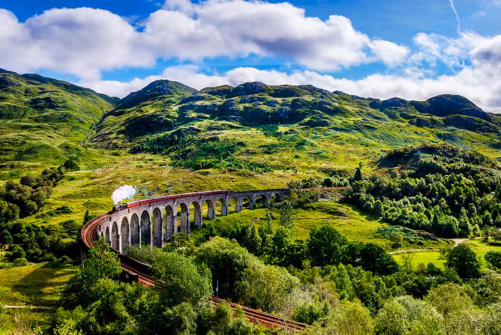Tuyến đường đến Isles, Scotland. Với tàu hơi nước qua Road to the Isles ở Scotland du khách sẽ vượt qua cầu cạn Glennfinnan đẹp nổi tiếng thế giới qua bộ phim Harry Potter.