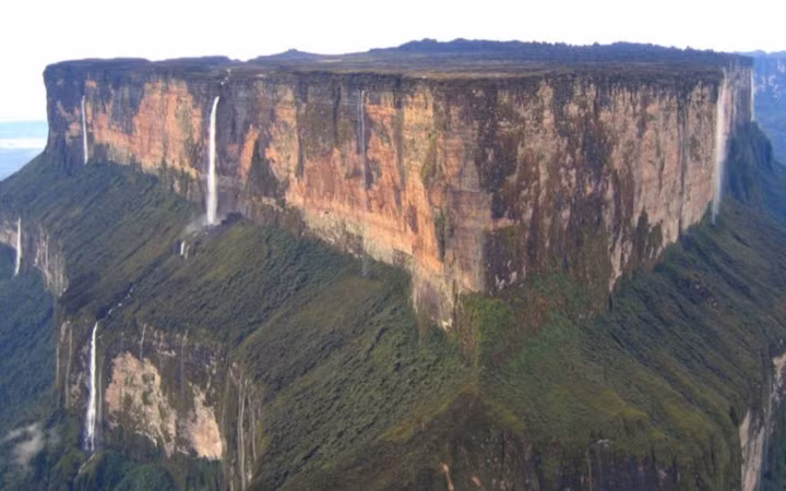 Brazil, Venezuela và Guyana. Núi lửa ngoạn mục Roraima có hình tam giác và đánh dấu một đường biên giới tự nhiên giữa ba nước Nam Mỹ là Brazil, Venezuela và Guyana.