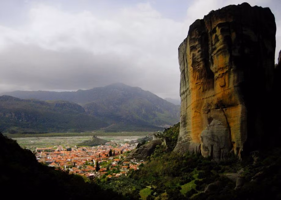 Quần thể tu viện Meteora được xây dựng vào khoảng thế kỷ 14 - 15.