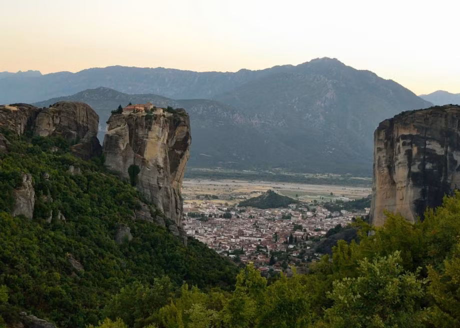  Tu viện Meteora (trong tiếng Hy Lạp có nghĩa là “lơ lửng trong không trung” hay “ở trên thiên đàng”) hiện gồm có 6 tu viện nhỏ được xây dựng trên các đỉnh núi đá sa thạch tự nhiên ở rìa phía Tây Bắc khu vực Thessaly, Hy Lạp.