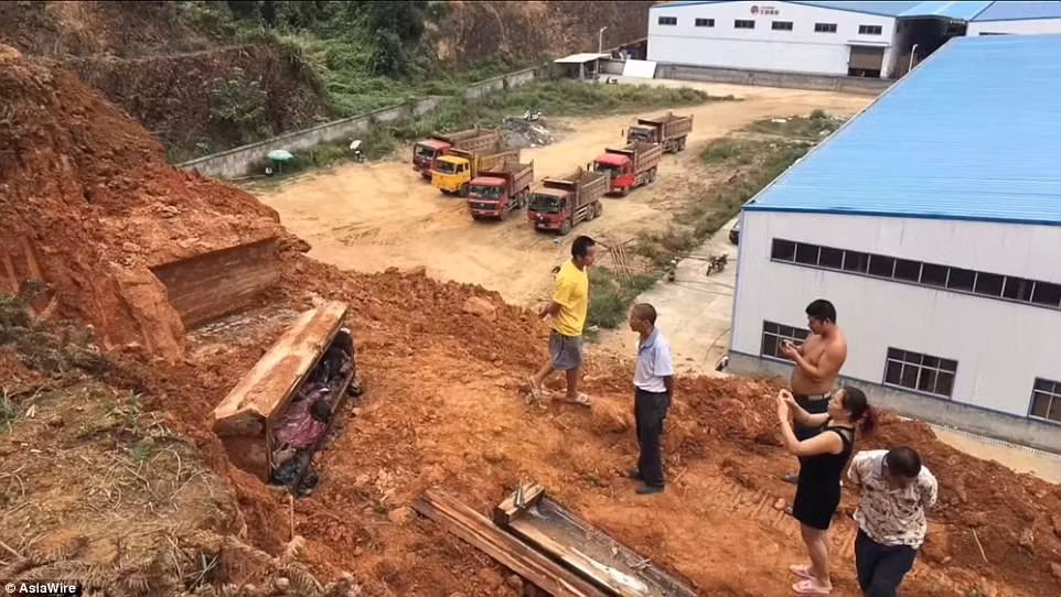 Ngọn núi nơi phát hiện cỗ quan tài có chứa thi hài vẹn nguyên của một nam giới trên thuộc về một gia đình họ Wang.