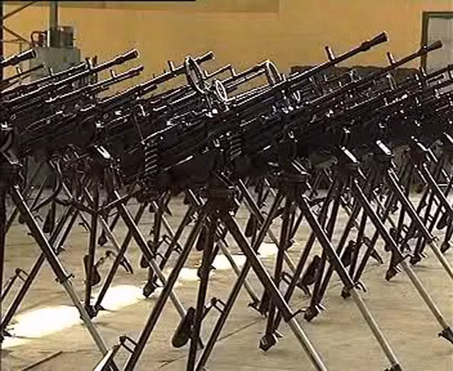 Điều đáng nói, hiện nay Việt Nam đã sản xuất hàng loạt thành công đại liên phòng không NSV 12,7mm và tự chủ được cả nguồn đạn. Như vậy, với việc nhập khẩu xe tăng T-90, Việt Nam sẽ tiết kiệm một phần lớn đạn dược, cũng như linh kiện thay thế khi cần với các loại hỏa lực phụ của T-90. Nguồn ảnh: Truyền hình QĐND