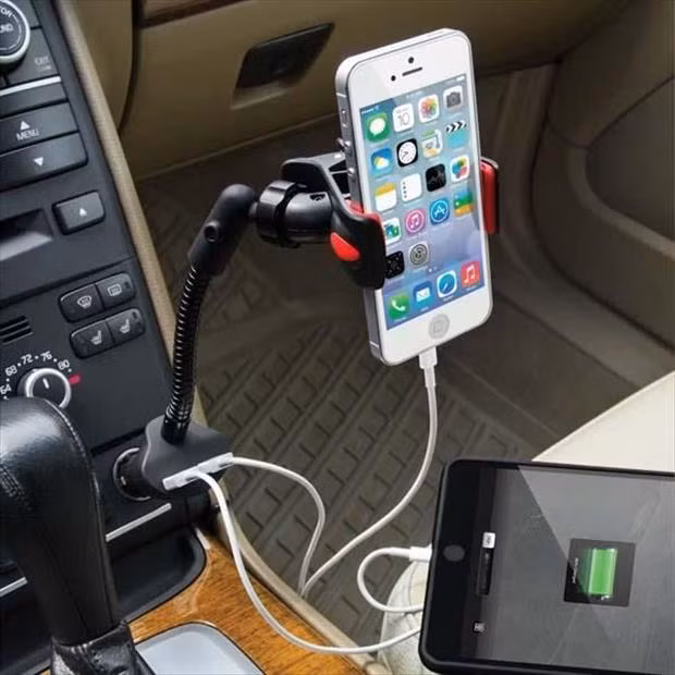 Vừa là sạc đa năng vừa là kẹp điện thoại.