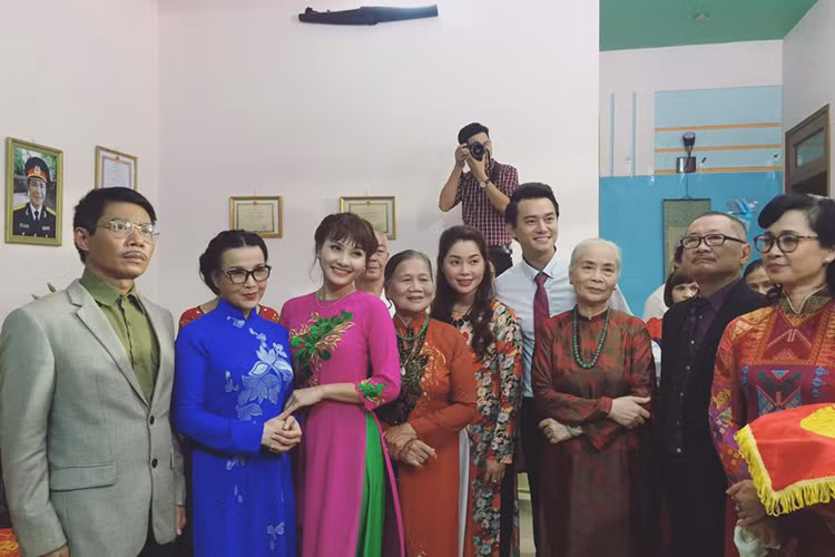 Kết thúc các cảnh quay, đoàn làm phim thường xuyên chụp ảnh kỷ niệm ở hậu trường. Ảnh: FBNV