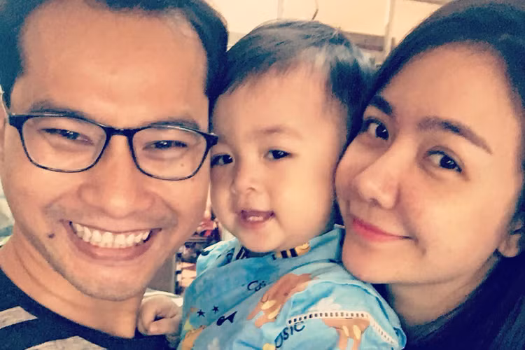 10 năm sau “Gọi giấc mơ về”, Huỳnh Đông đã lên chức cha. Anh kết hôn với Ái Châu vào tháng 1/2015 sau 3 năm công khai yêu nhau. Cuối tháng 7/2015, vợ chồng nam diễn viên đón cậu con trai đầu lòng. Ảnh: FBNV
