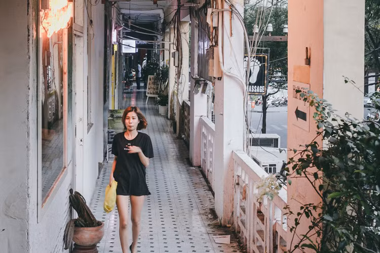 Chỉ trong một hành lang của chung cư, bảng hiệu của các cửa hàng thay nhau tiếp nối khiến người ta cứ ngỡ như đang lạc vào một khu phố thời trang sầm uất.