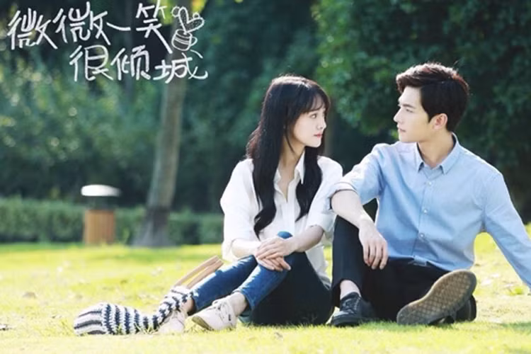 Chàng soái ca học đường và bạn gái cùng trò chuyện trong khung cảnh vô cùng lãng mạn.