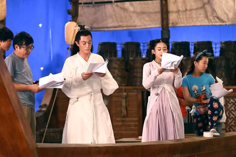 Bạch Tử Họa (Hoắc Kiến Hoa) và Hoa Thiên Cốt (Triệu Lệ Dĩnh) cùng đọc kĩ kịch bản trước khi diễn. Cảnh hai thầy trò cùng ngồi trên thuyền đi ngao du tứ hải được nhiều khán giả rất thích thú.
