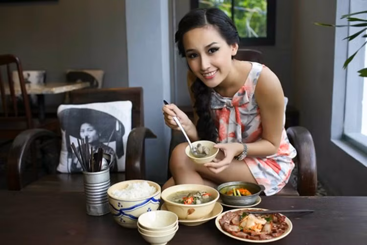 Ở tuổi 29, Mai Phương Thúy đã là bà chủ của hai nhà hàng ẩm thực, một công ty nhỏ hoạt động đa ngành. Ngoài ra, khối tài sản của người đẹp còn có: căn hộ chung cư ở Lê Thánh Tôn, TP HCM và ở đường Trần Duy Hưng, Hà Nội, loạt xe sang cùng kho hàng hiệu đồ sộ. Ảnh: Zing