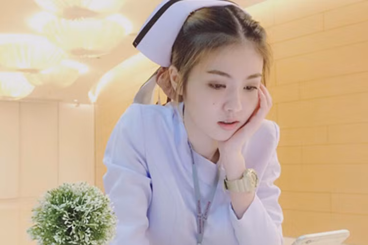 Cô gái trẻ trong ảnh là chủ nhân tài khoản Instagram @maypimm, đồng thời là ngôi sao mới nổi trên mạng xã hội với biệt danh “thiên thần y tá”.