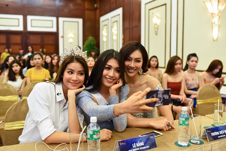 Mới đây, Hoa hậu Phạm Hương, Á hậu Lệ Hằng và Hoa khôi Diệu Ngọc (từ trái sang phải) vui vẻ hội ngộ trong chương trình “Futurista – Người kế vị tương lai” diễn ra ở Đà Nẵng.